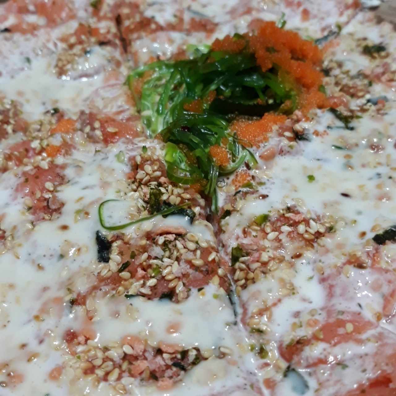 Sushi pizza de salmón