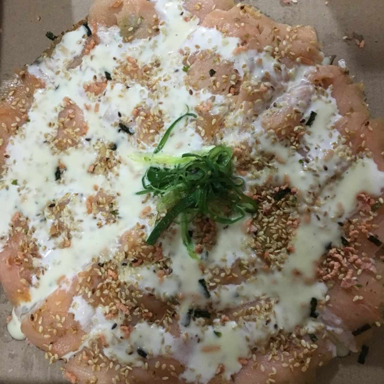 Sushi pizza de salmón