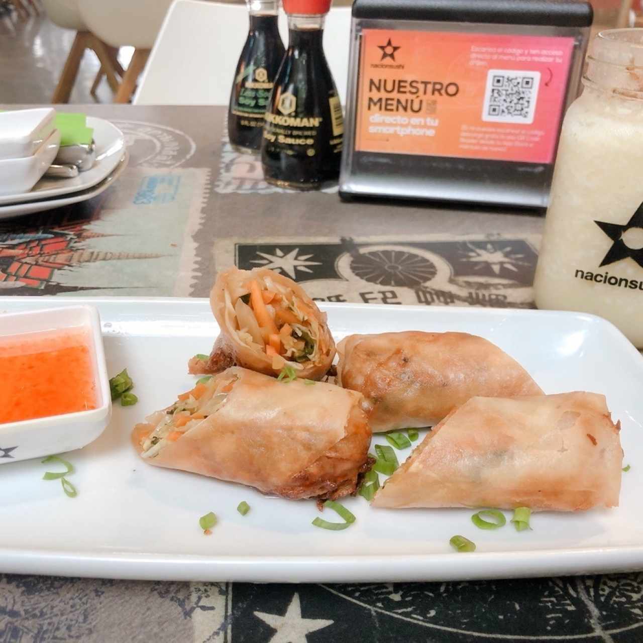 Spring Roll de Vegetales y bebida de piña, limon, miel y coco 