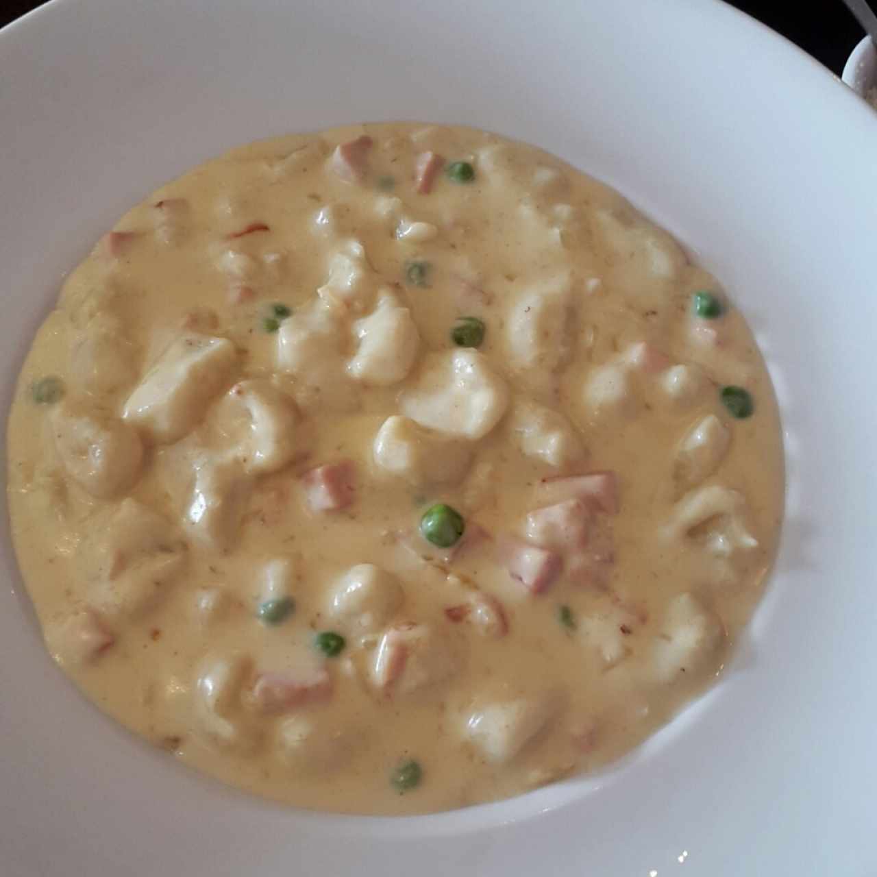 Ñoquis con jamón y petit pois