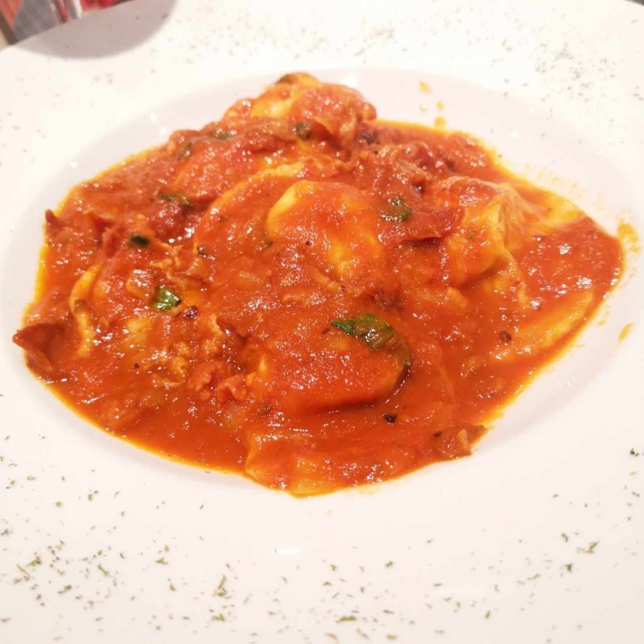 Raviolis en salsa roja