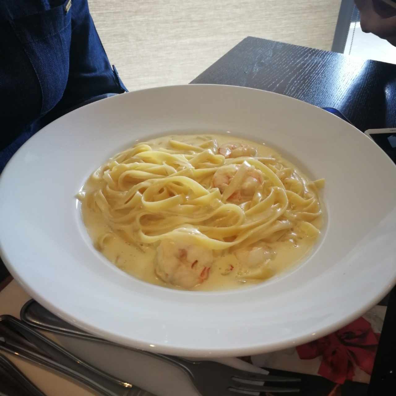 fetuccini con crema y camarones