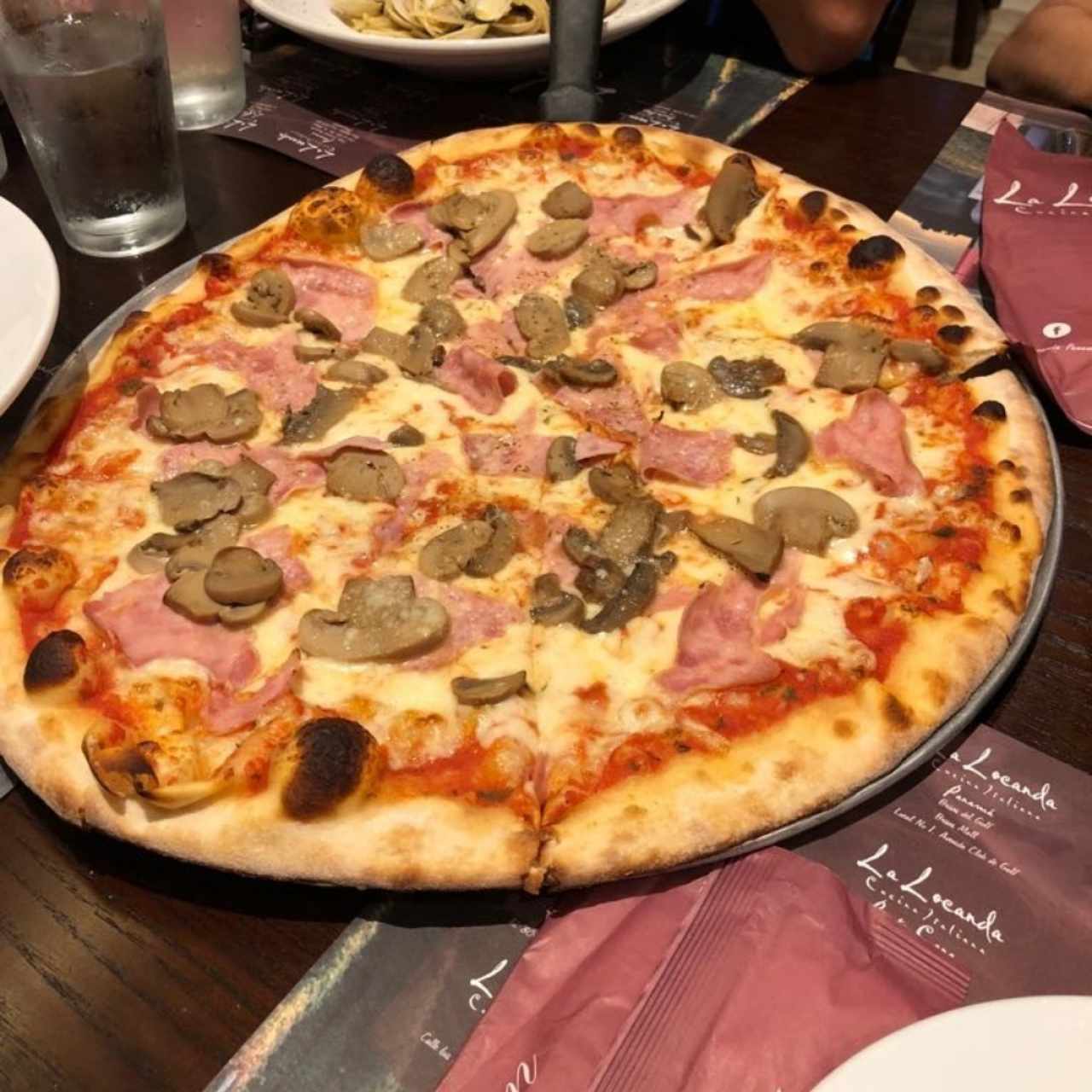 pizza de jamón y hongos