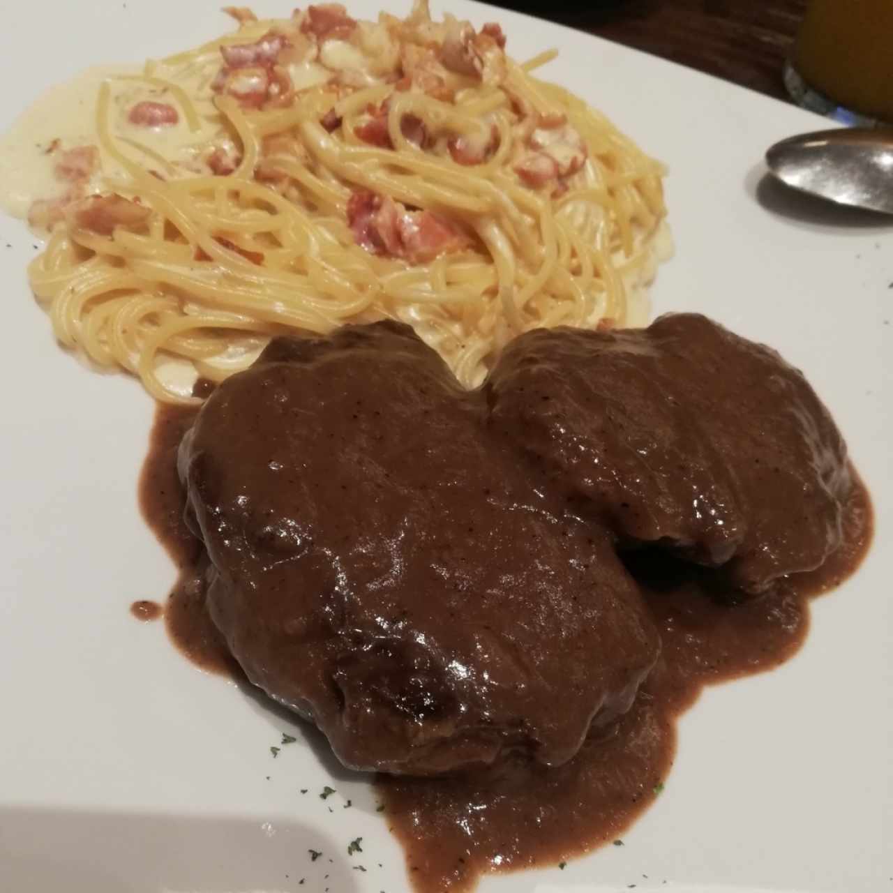 carne a la pimienta con pasta carbonara