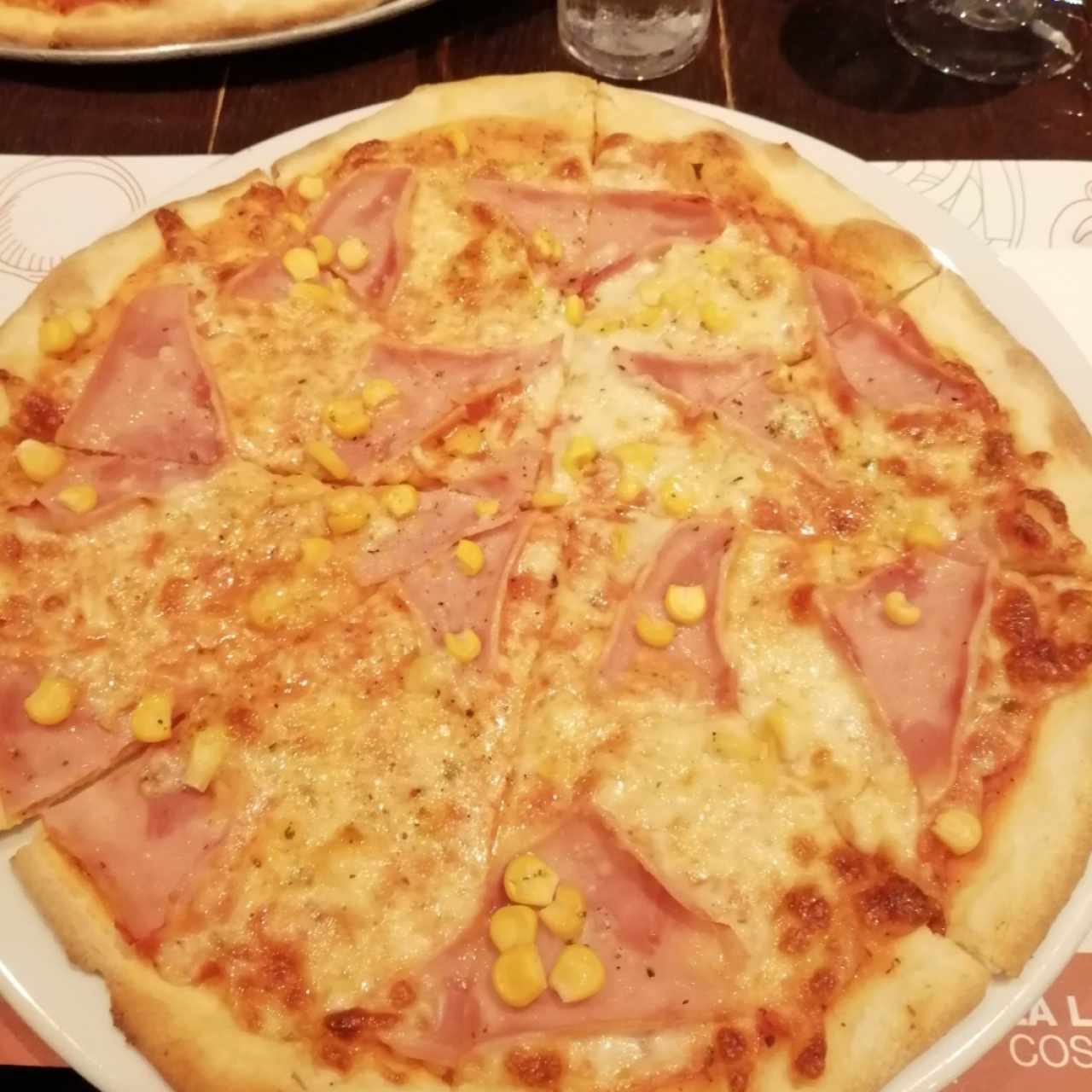 pizza jamon con maíz