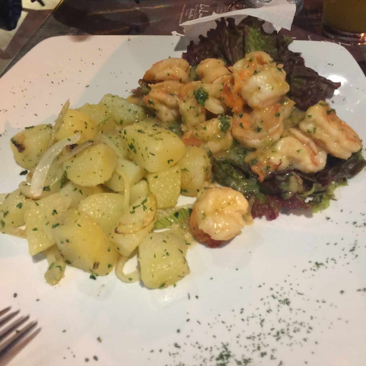 camarones al ajillo con papas salteadas