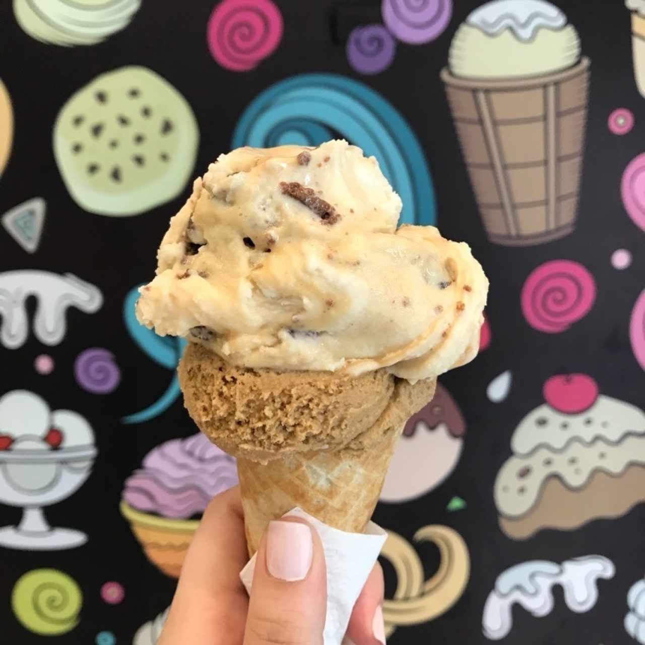 Helado de café y V-Sweet salted caramel and brownie en cono.