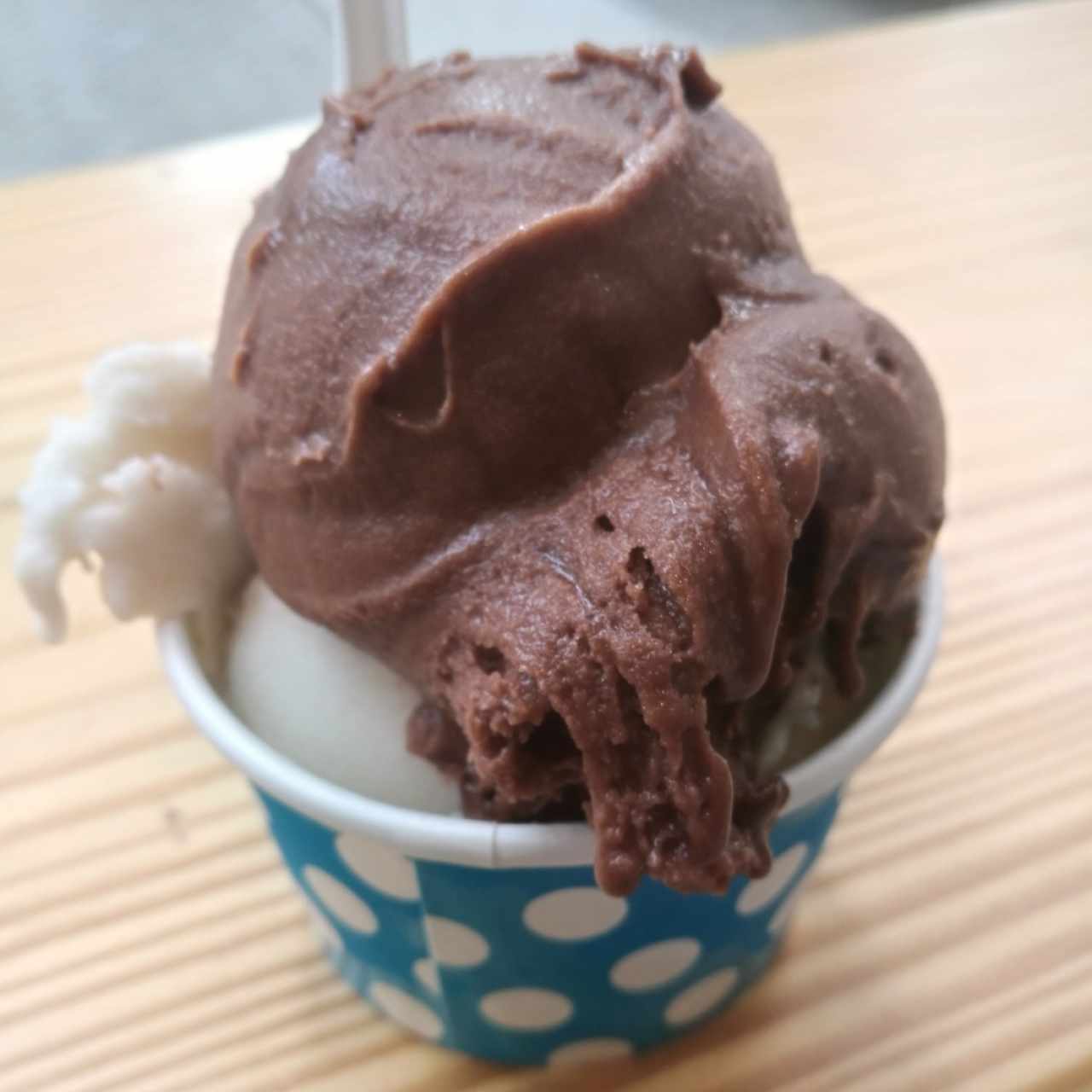 Helado de chocolate a base de leche de arroz y Cookie monster a base dde aceite de coco. 