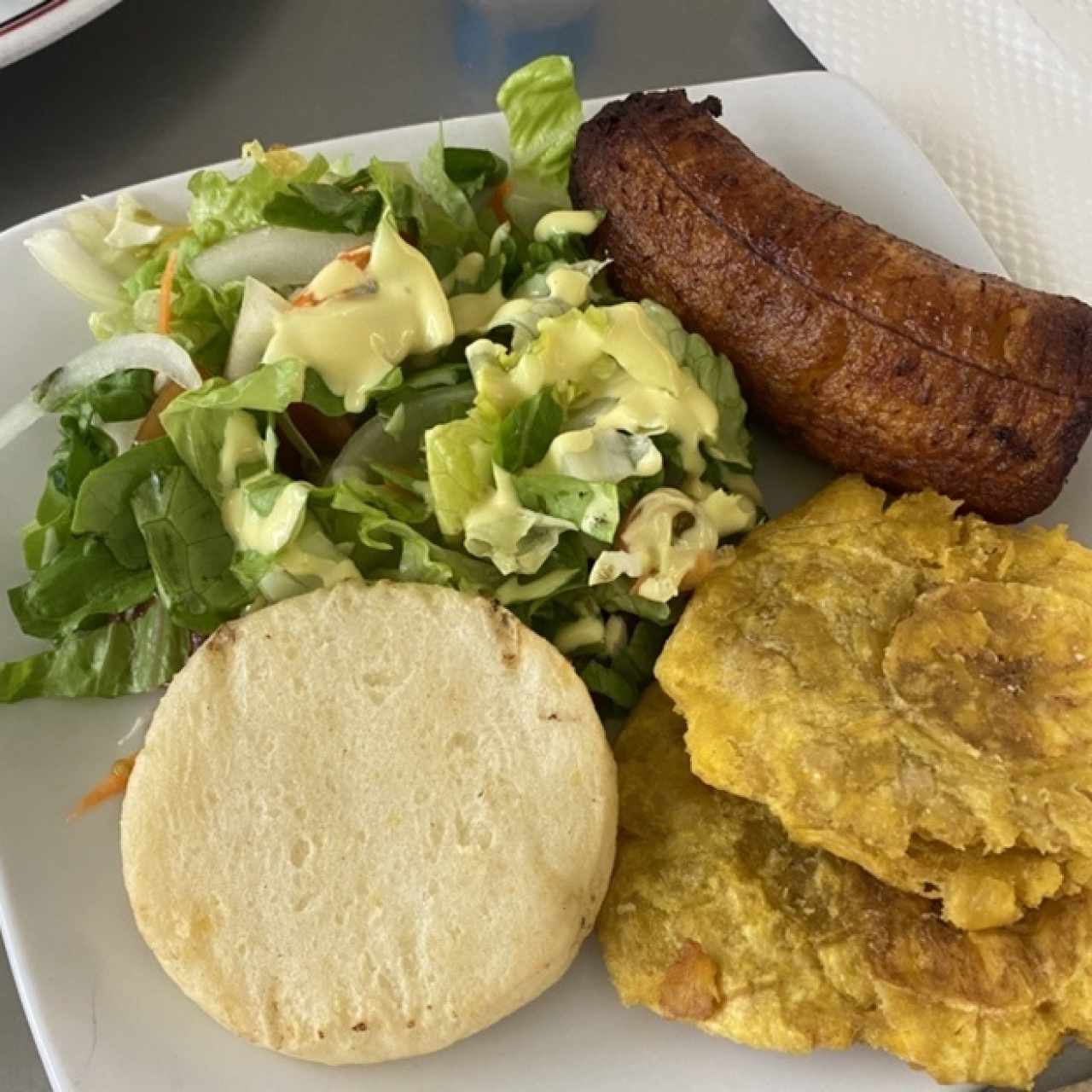 GUARNICION (Ensalada, papa, plátano maduro y arepa)