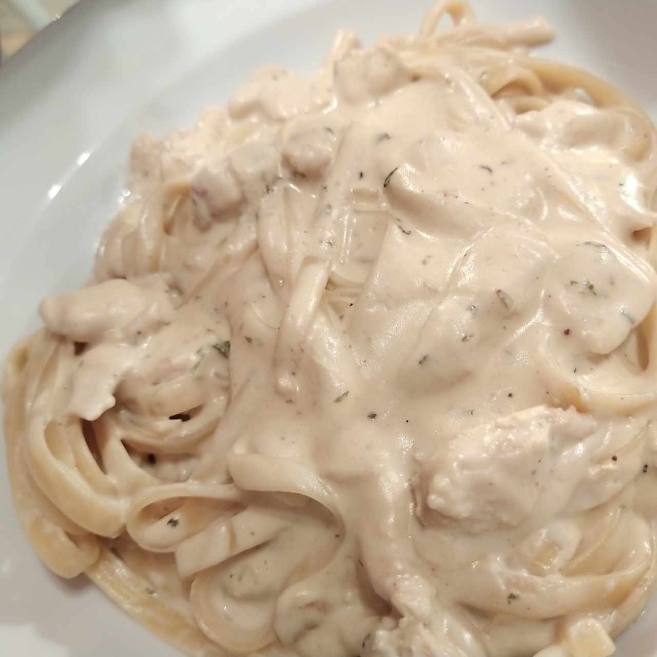 Fetuccini en salsa Carbonara con pollo 