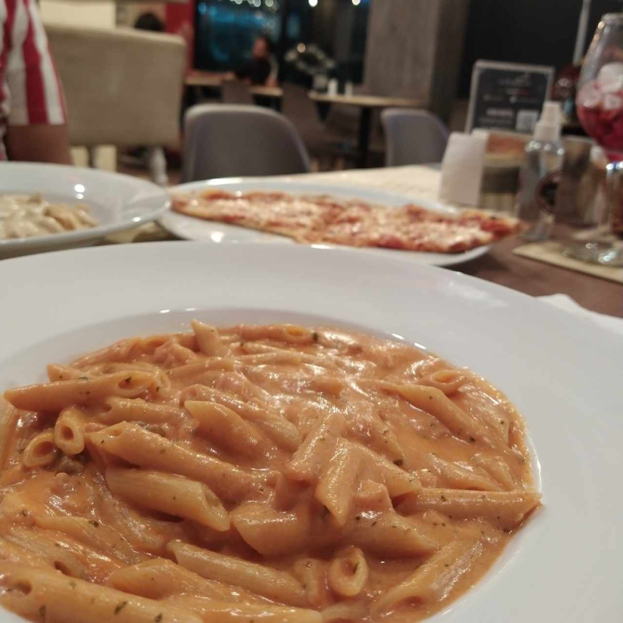 pizza margarita y Penne al salmón con vodka