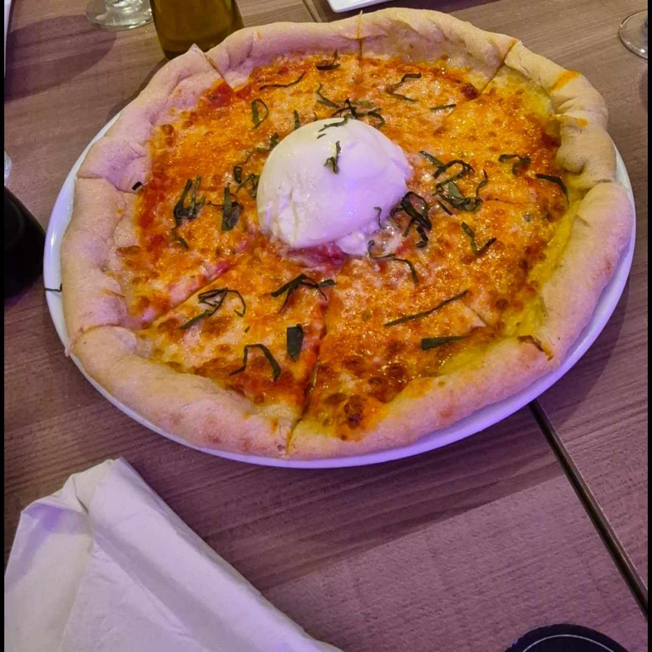 Pizza Margarita con Burratta