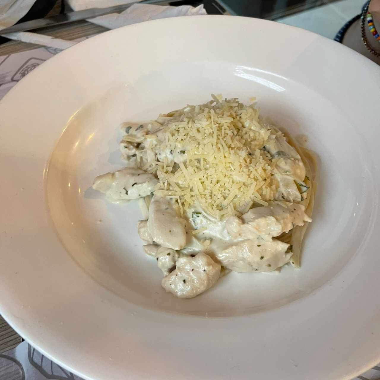 Pasta con pollo en salsa blanca