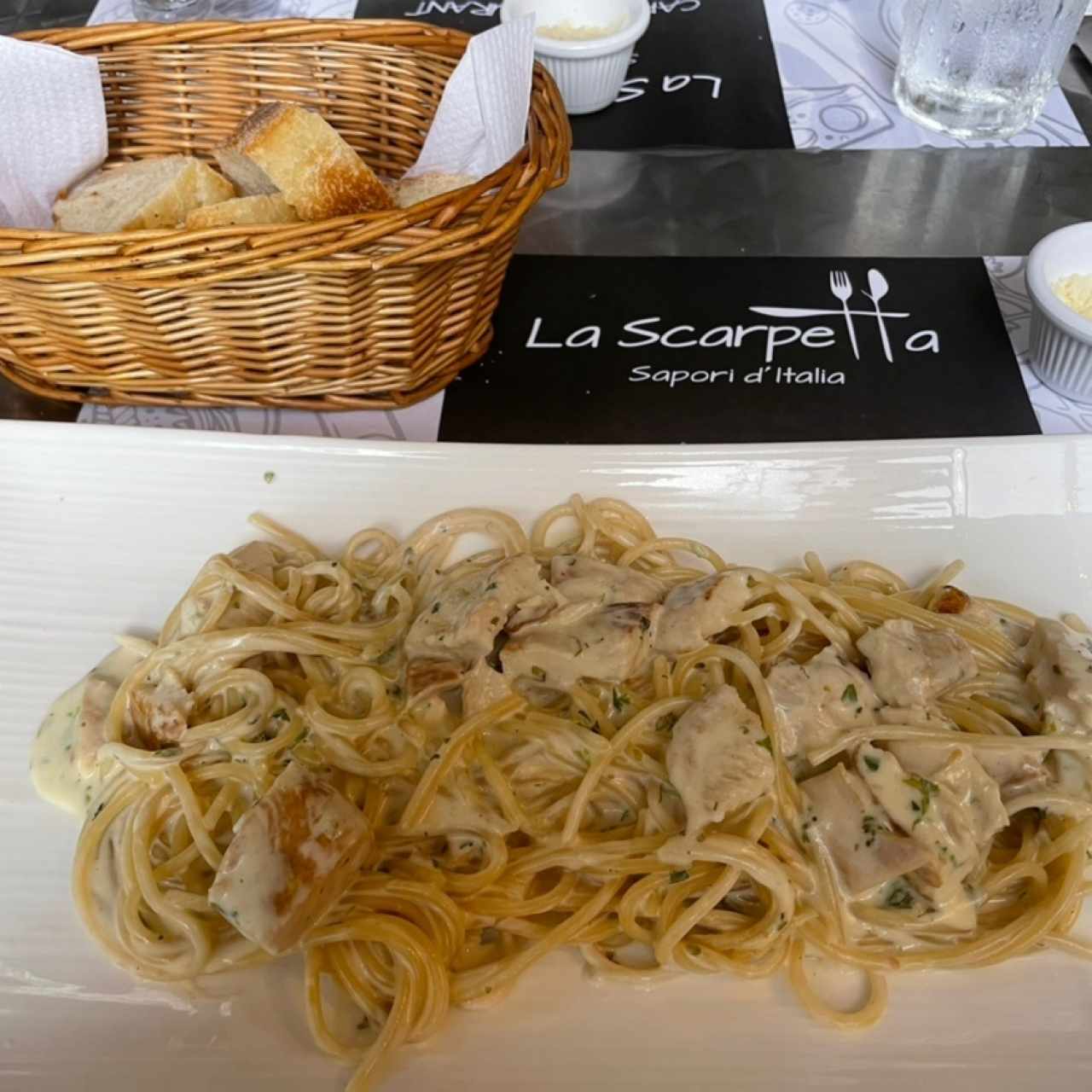 Spaguetti Alfredo con pollo