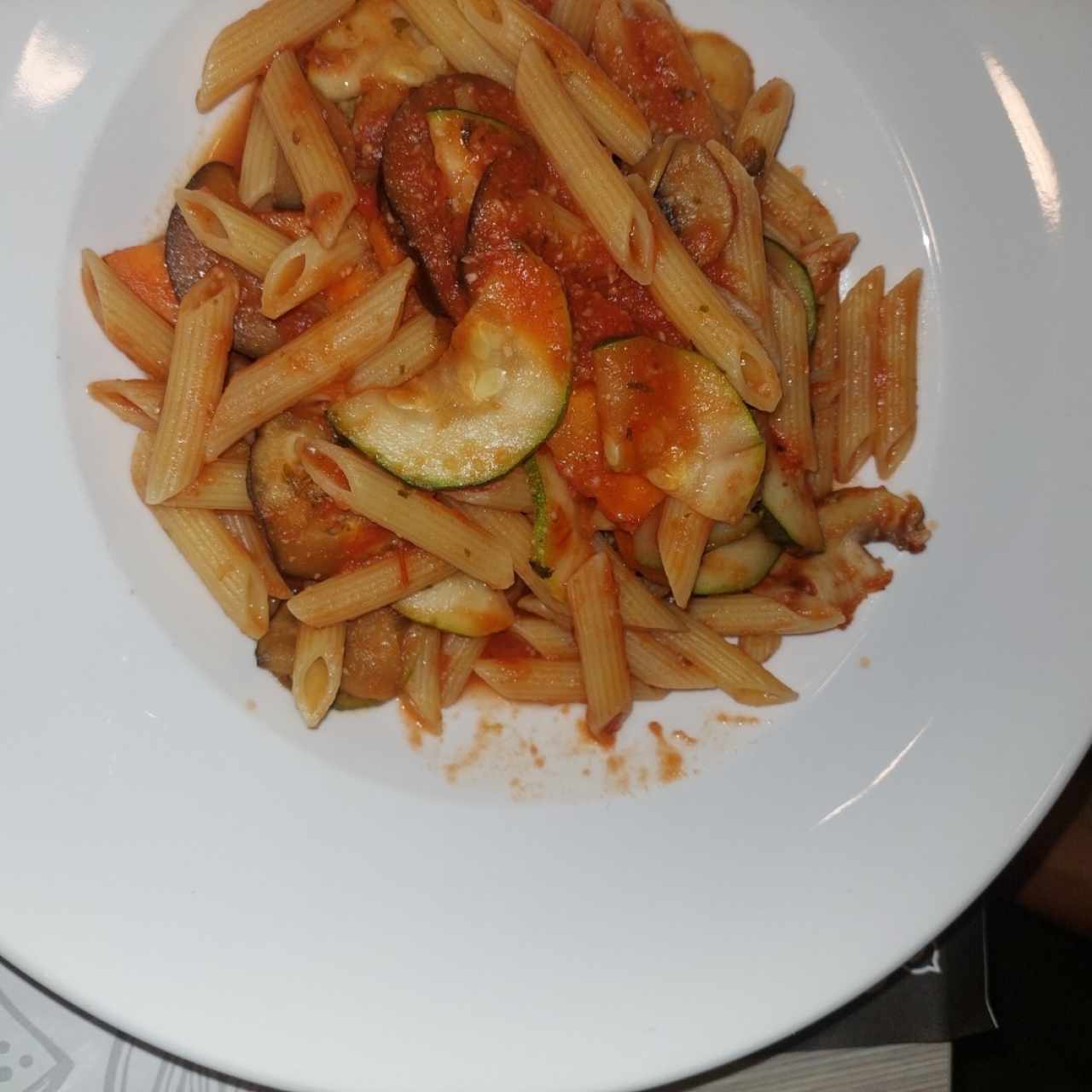 Penne con vegetales salteados salsa roja