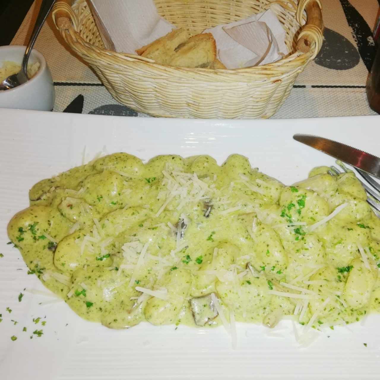 Gnocchi pesto y funghi 