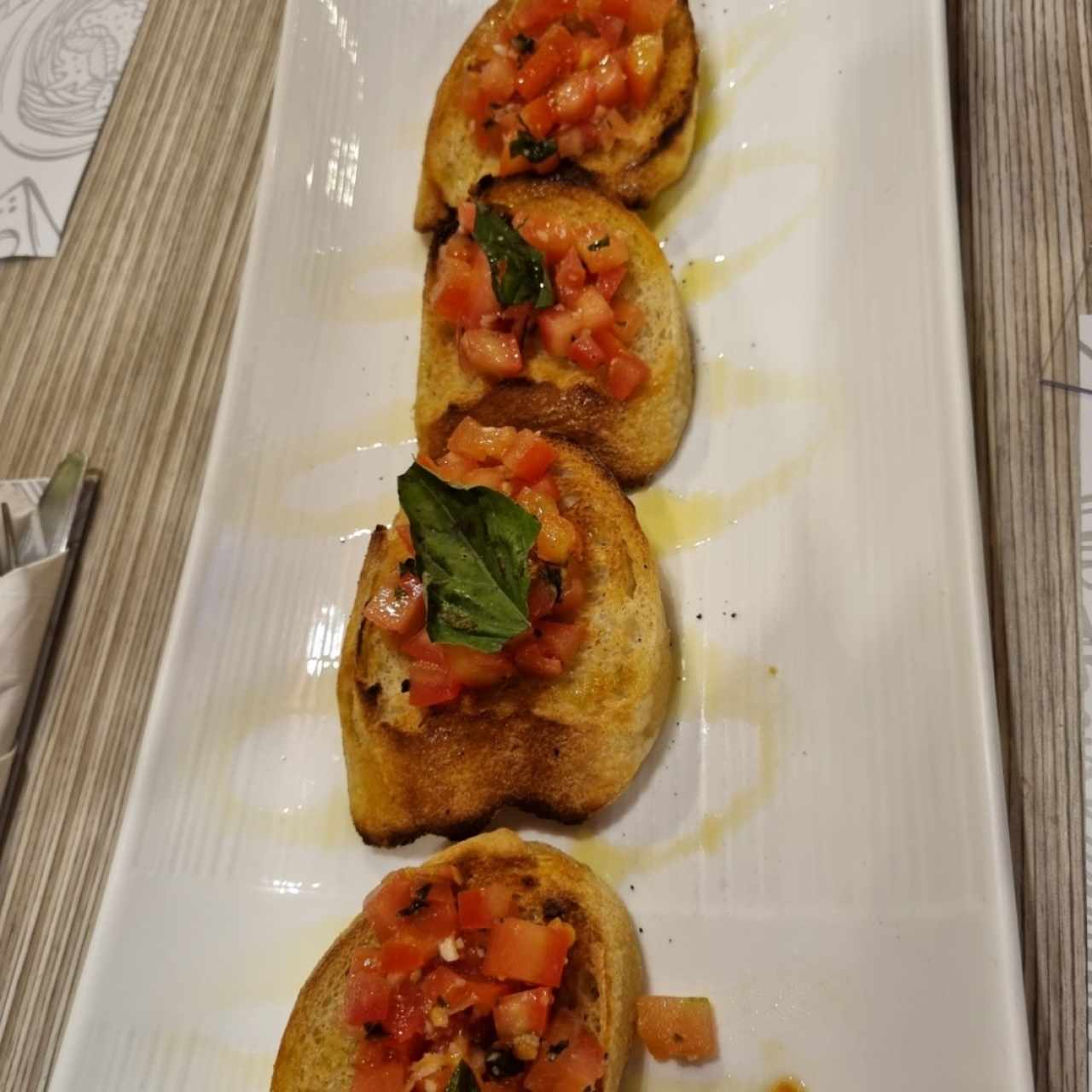 pan con tomate y albahaca 