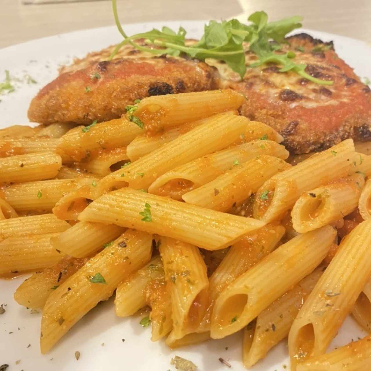 Pollo a la parmillana con pasta corta