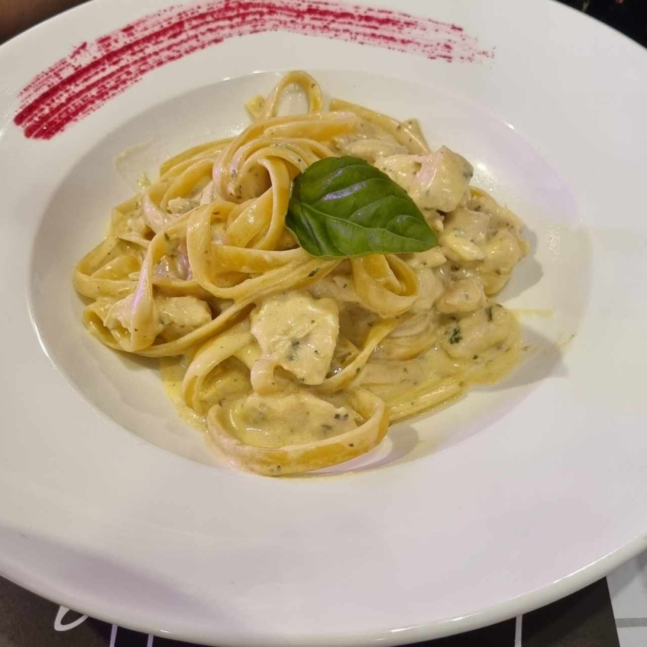 Fetuccibi Alfredo con pollo