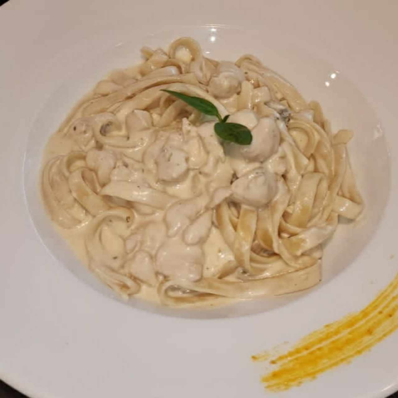 Pasta Alfredo con Pollo