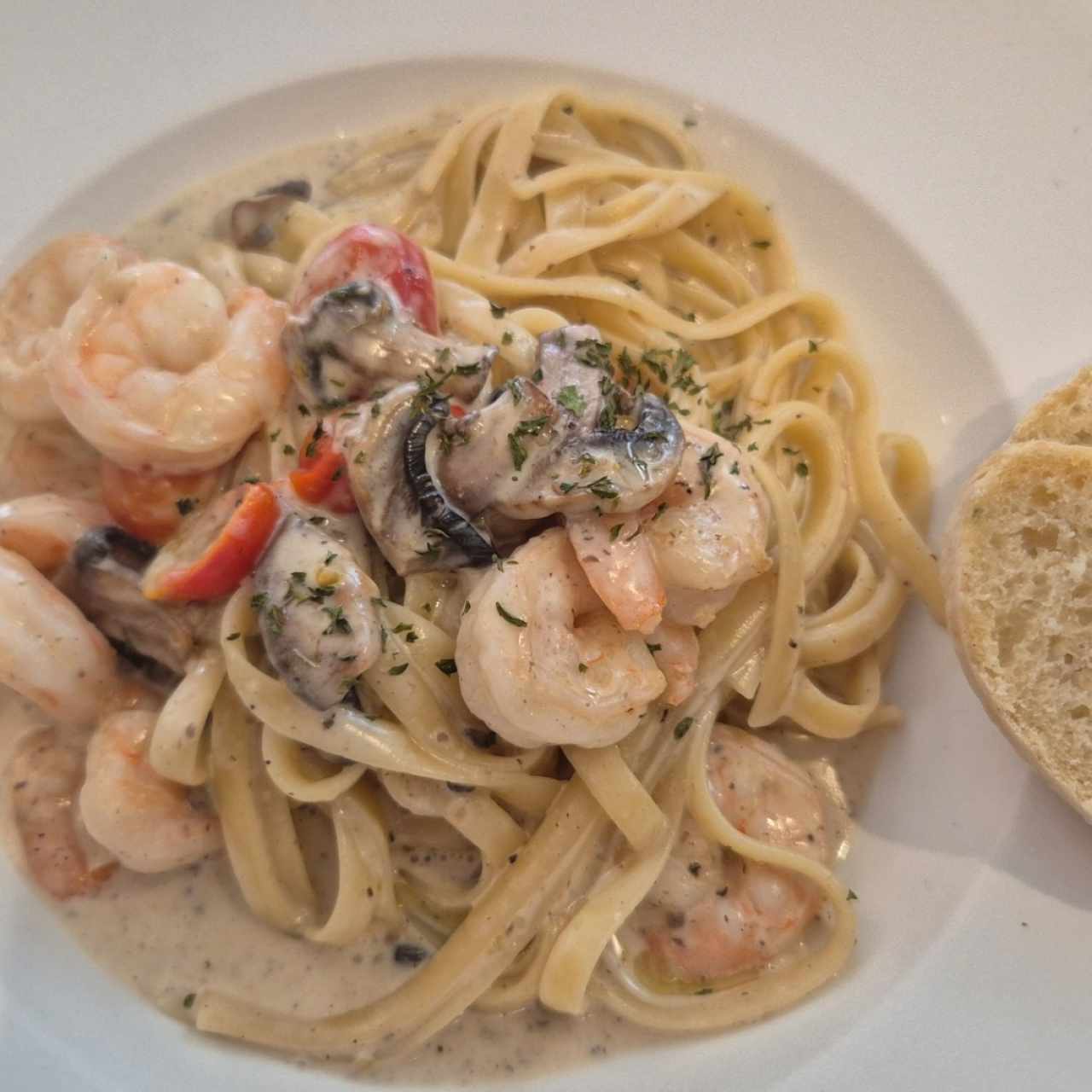 Fetuccini de camarones y hongos en crema