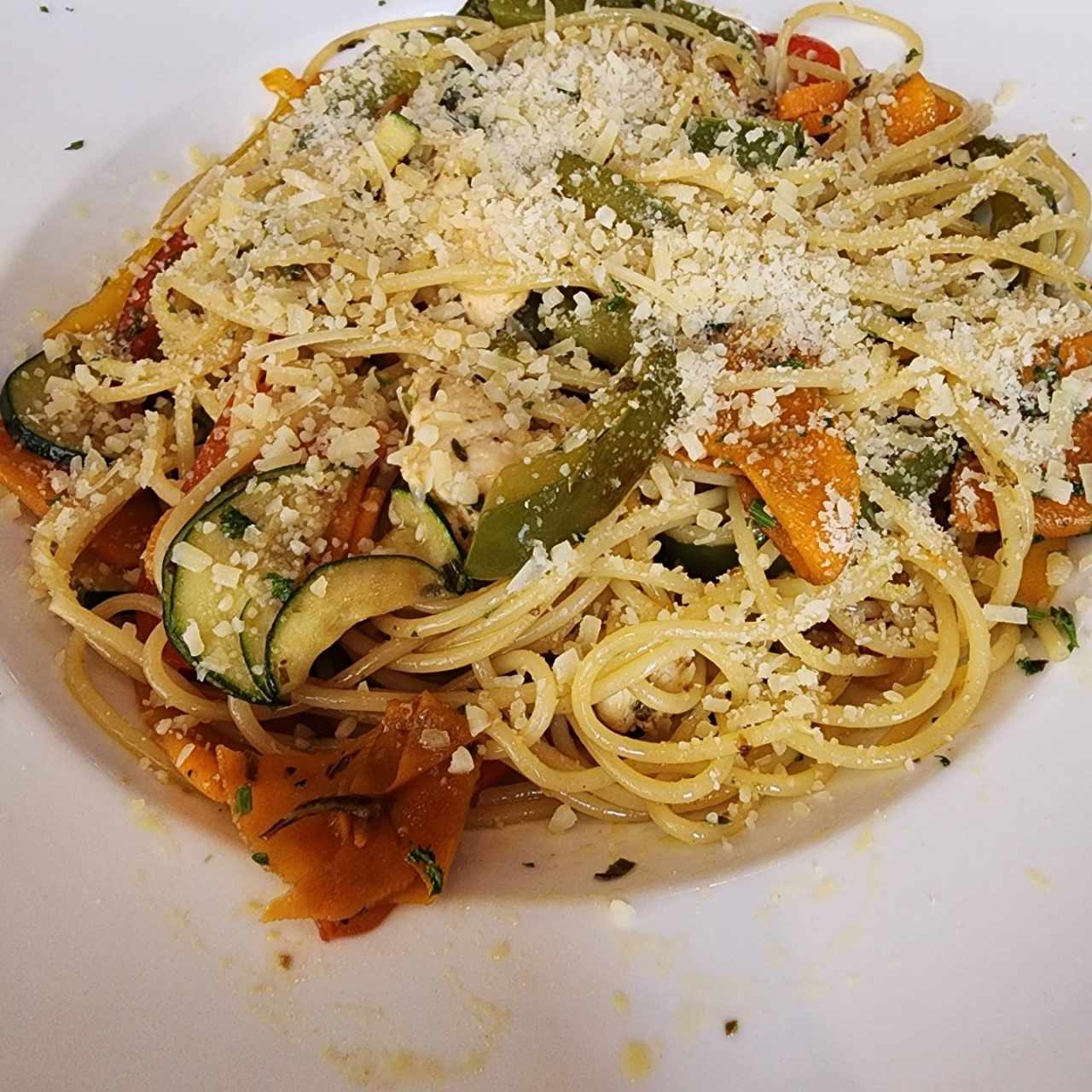 pasta a la Olio con pollo y vegetales 