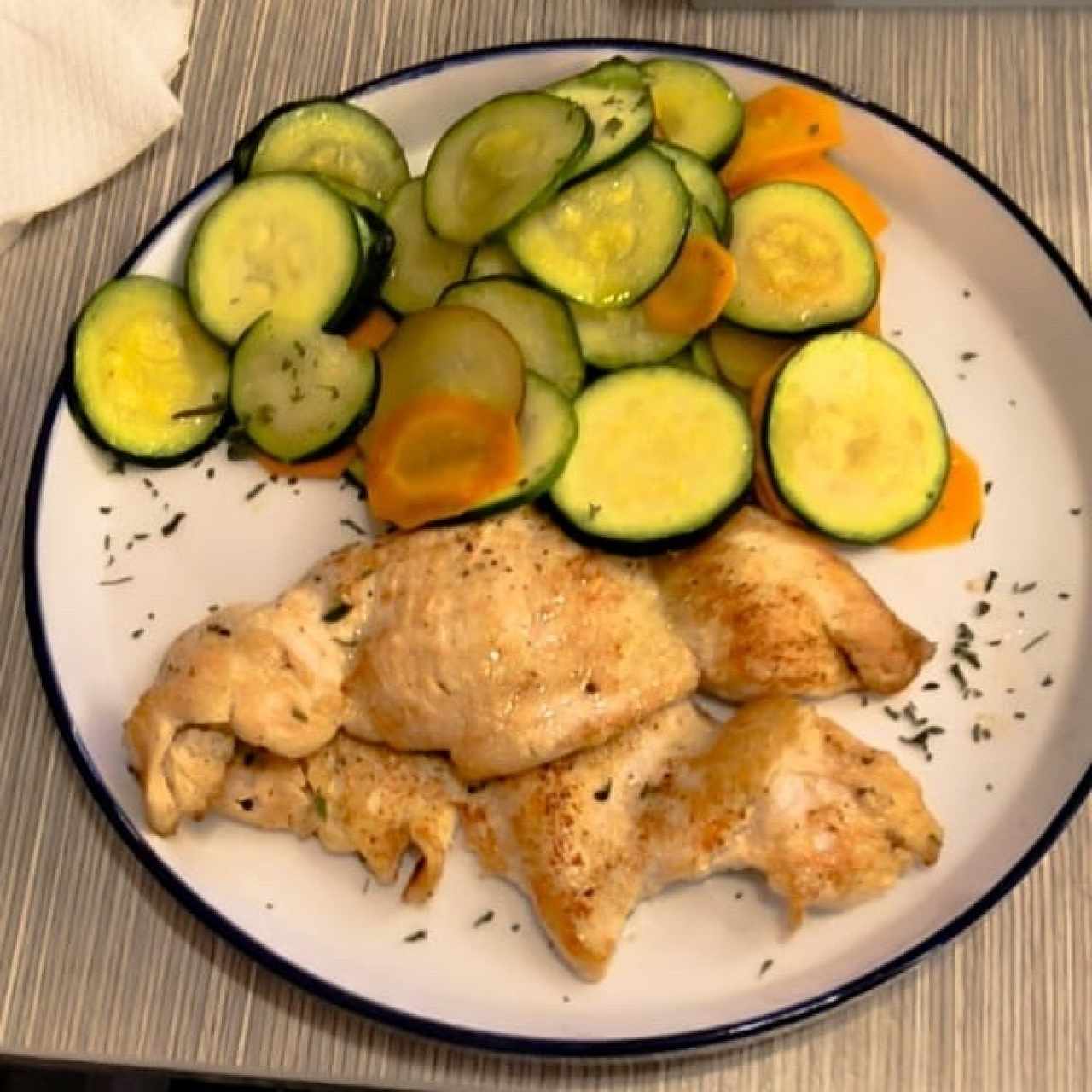 Pollo a la plancha con vegetales salteados