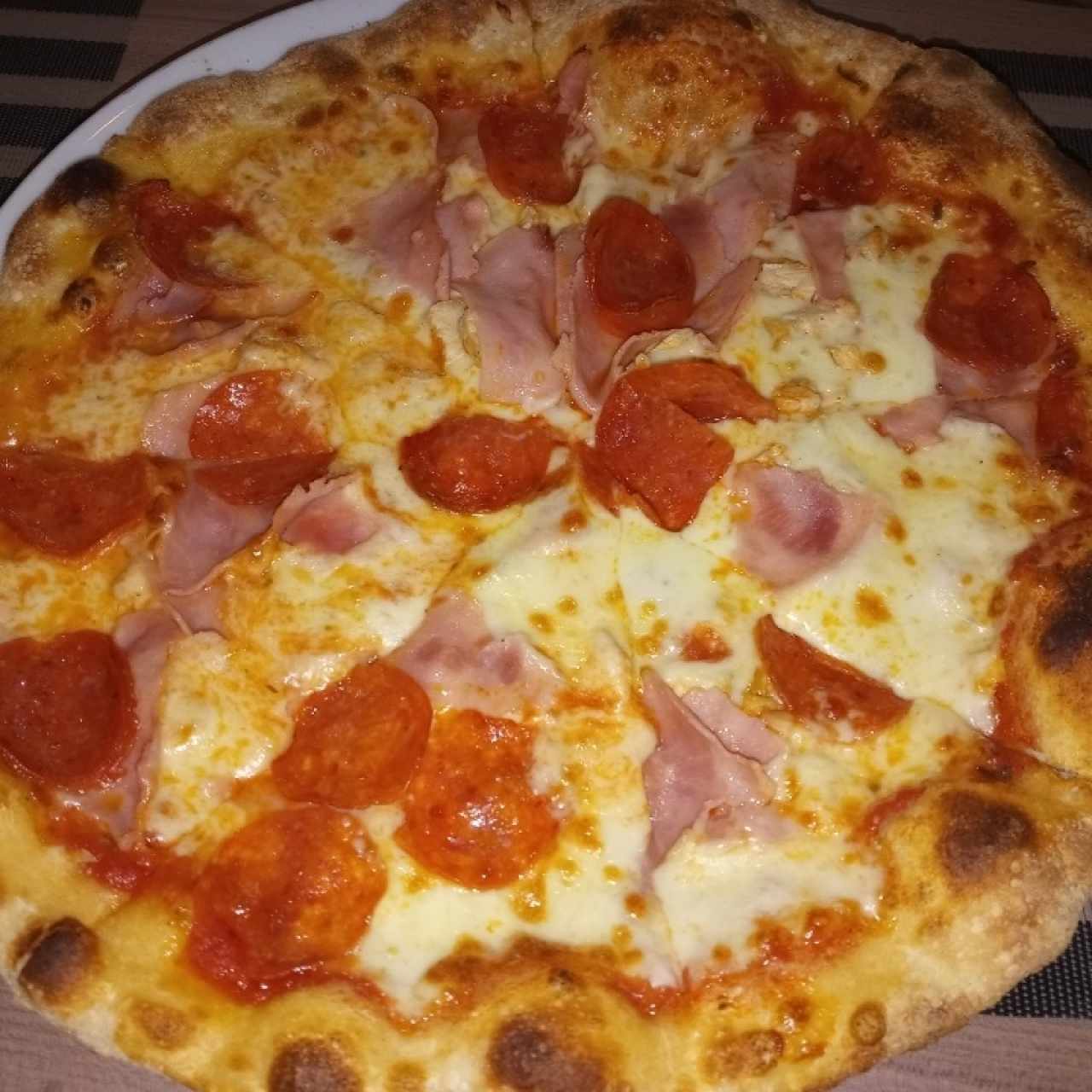 pizza de jamon pollo y peperoni.