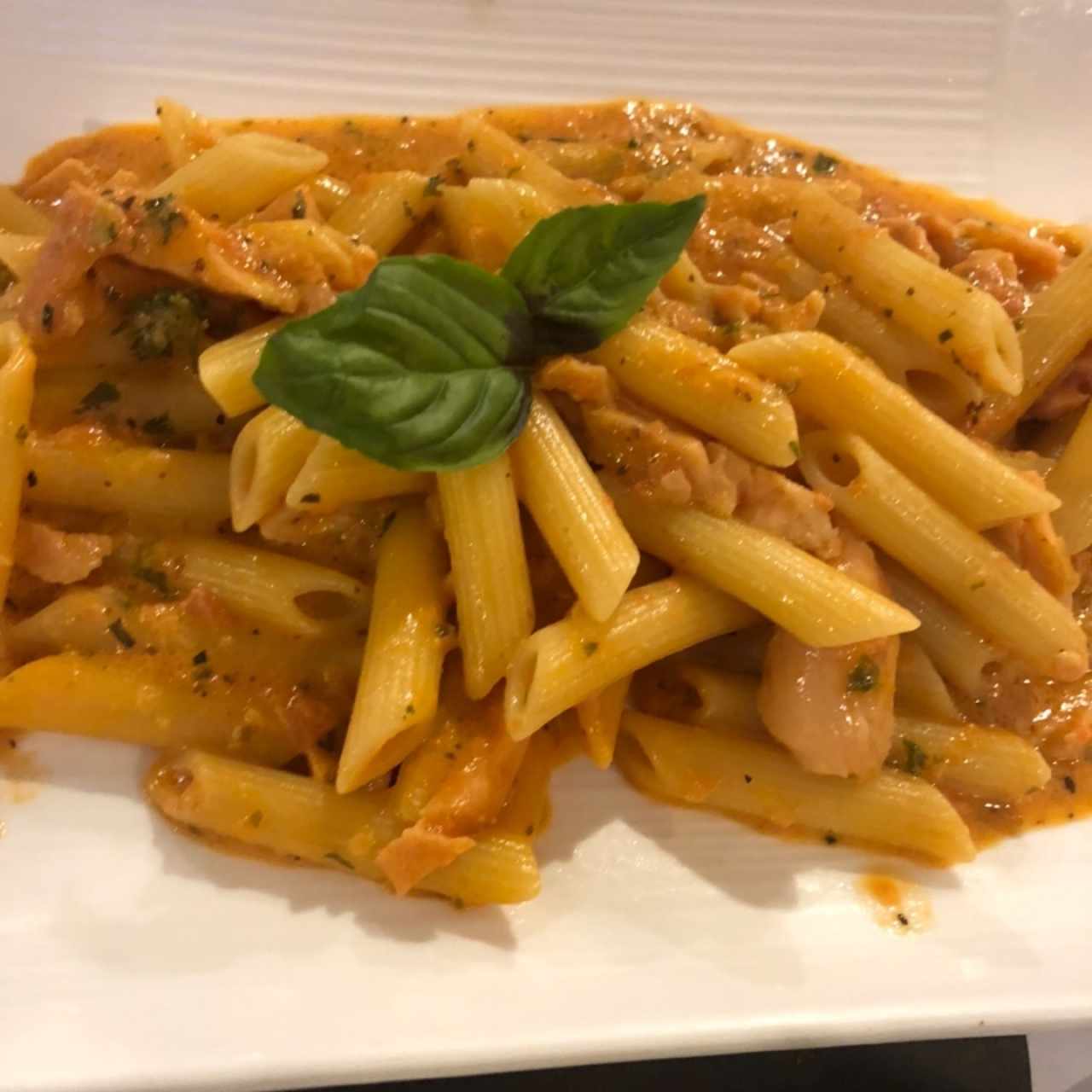 Penne alla vodka con salmón