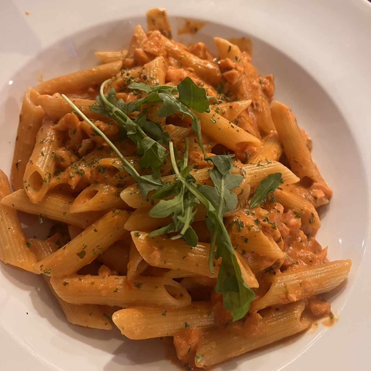 Penne a la vodka con salmón