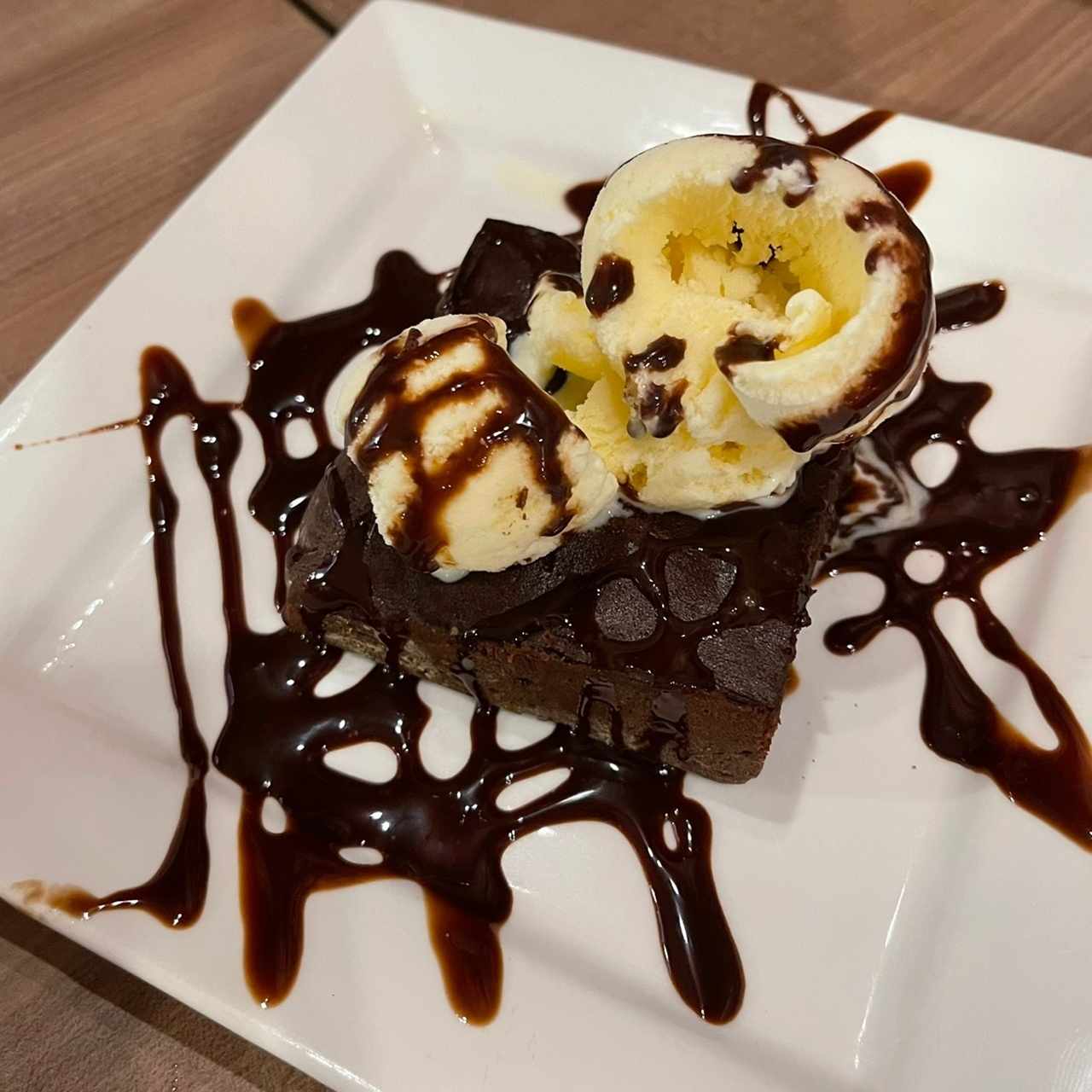 Brownie con helado 