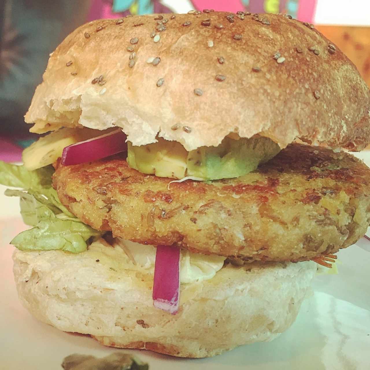 Hamburguesa vegetariana con aguacate