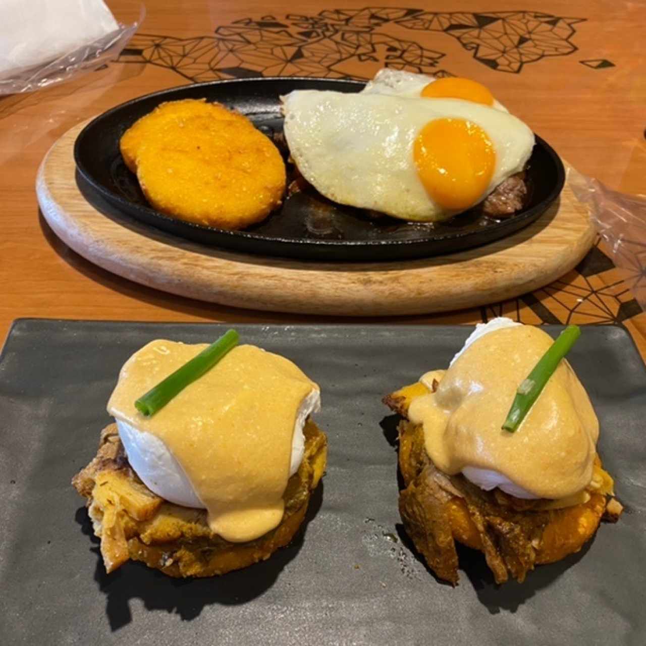 Huevos pochados y bistec a la caballo