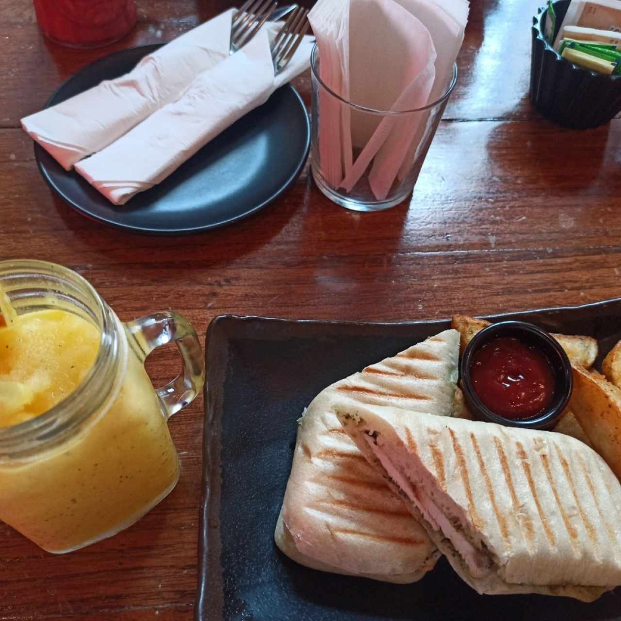 Panini de pollo y jugo de maracuyá