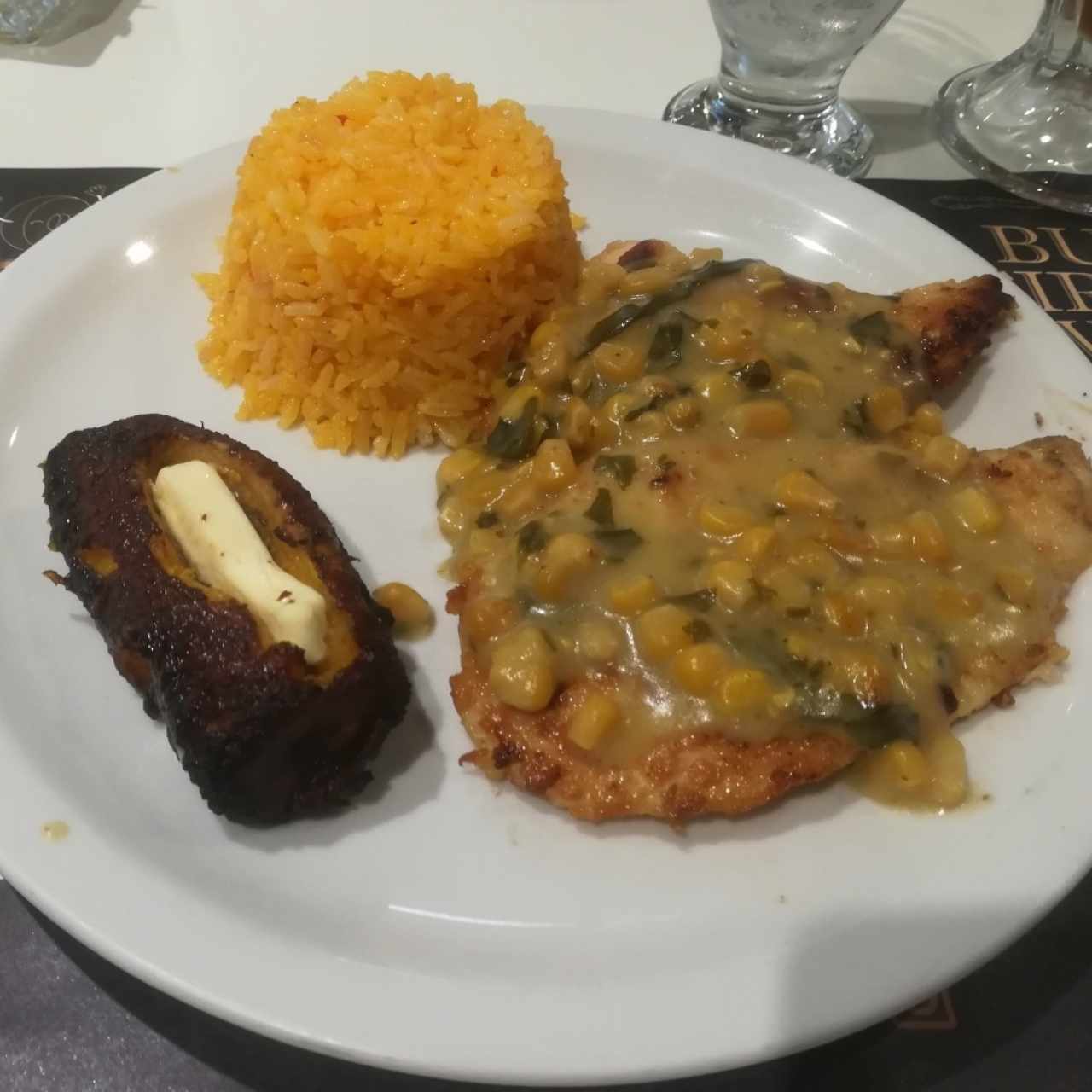 Pollo en salsa de espinacas y maíz