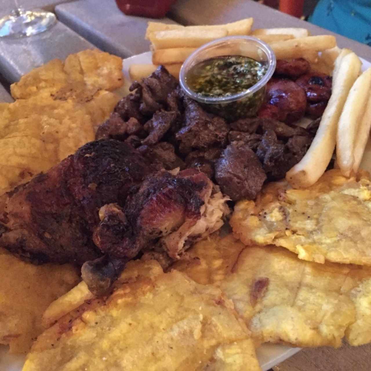 Parrillada Mixta acompañada de Papas Fritas y Patacones