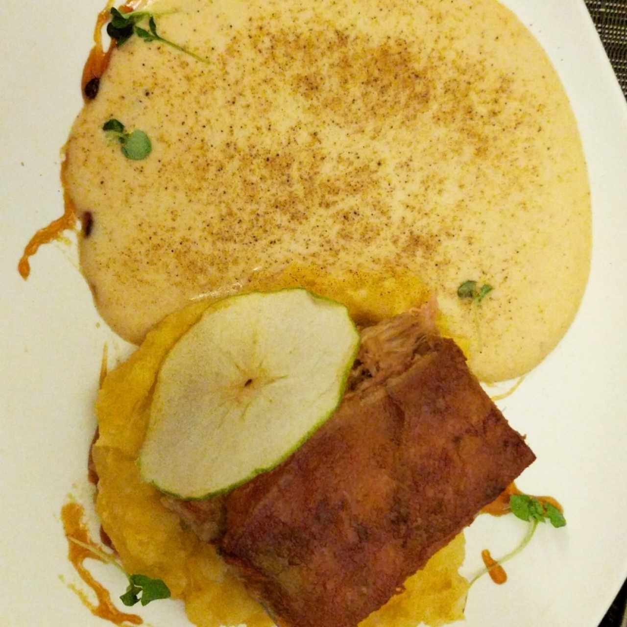 Cochinillo con espuma de manzana asada, maracuyá caramelizada, raíces panameñas y polvo de cítricos