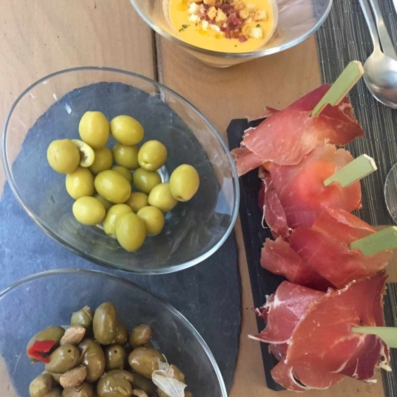 Aperitivode aceitunas, melón con jamón, salmorejo andaluz 