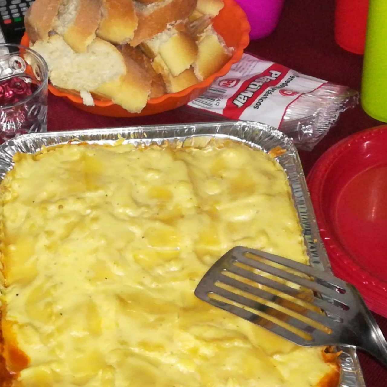 lasagna en salsa blanca con pan de ajo