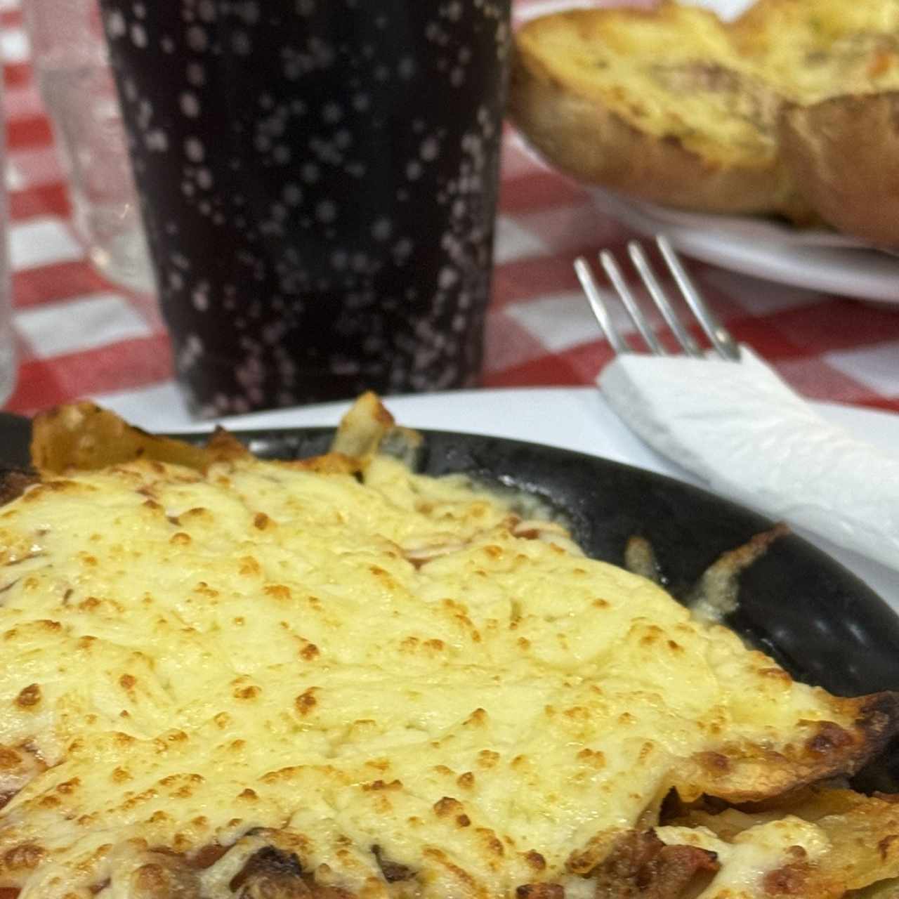 Lasagna con carne gratinada con salsa