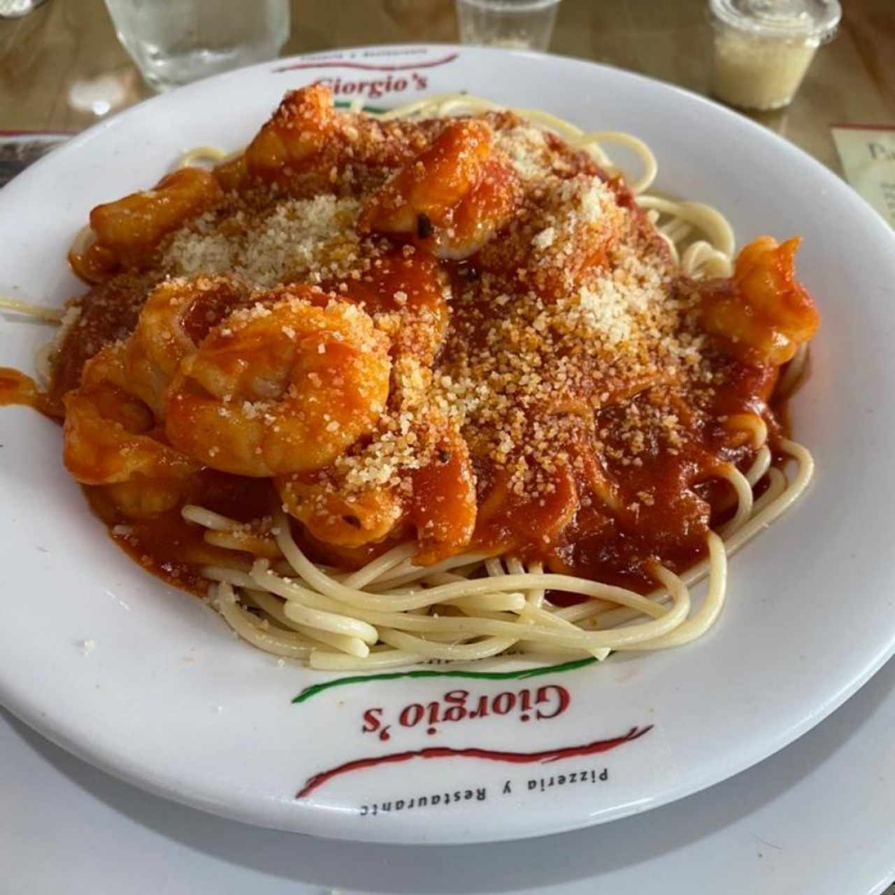 pasta con camarones en salsa roja