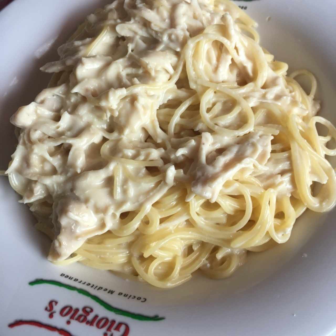 pasta con pollo y salsa blanca