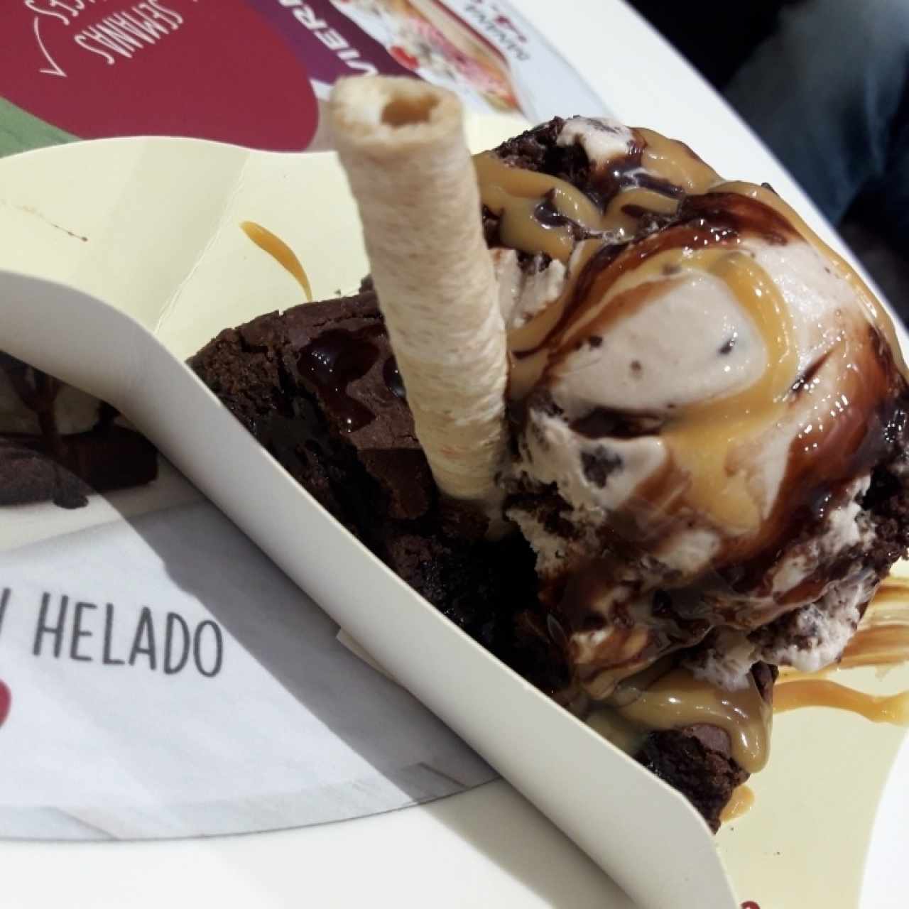 Brownie con helado