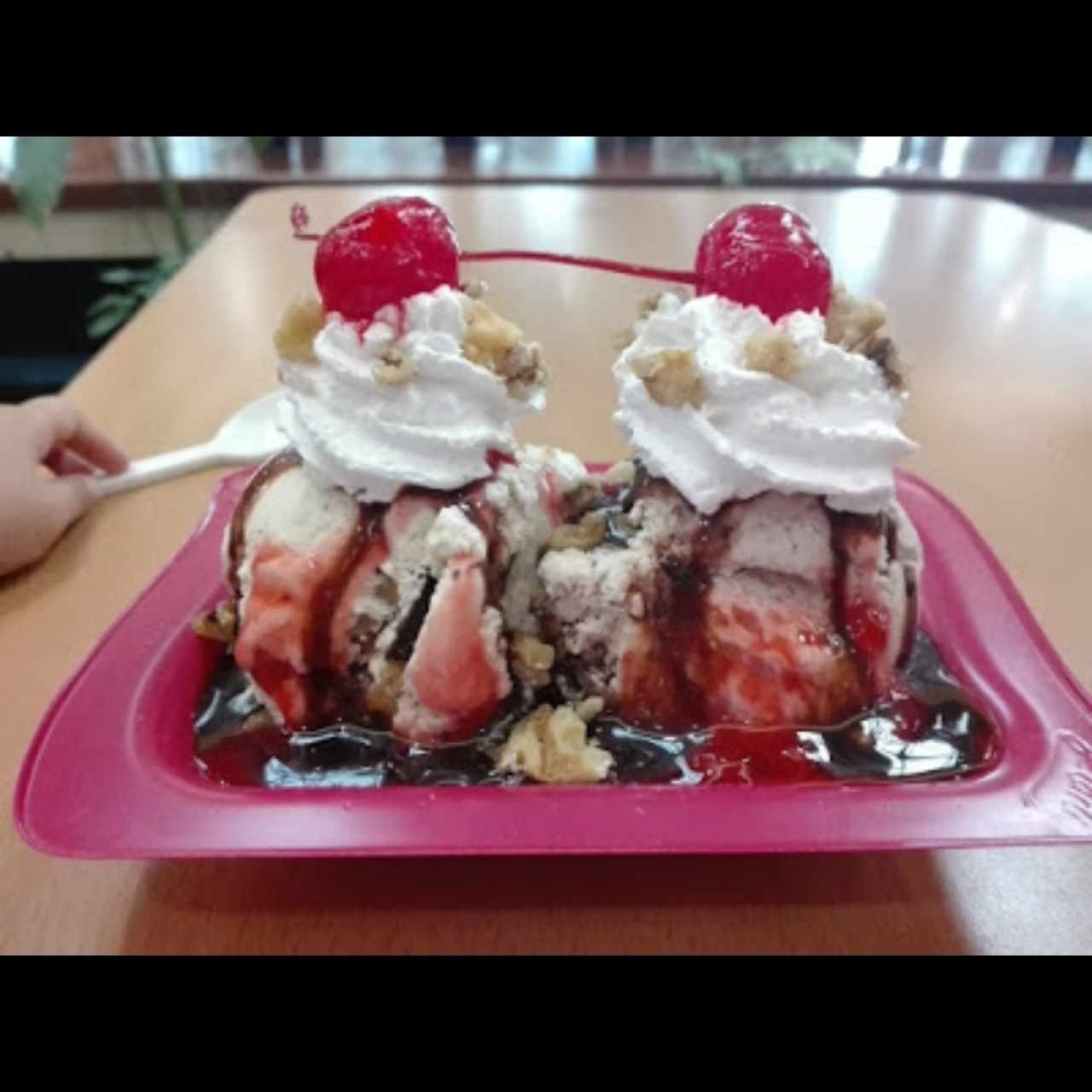 Me pongo como niña chiquita cuando voy a comprar helado me encantan cuando salgo llevo a mi hija a disfrutar de un divino helado y que mejor que esta linda heladería  Bonita limpia y mi preferido es EL Brownie siempre lo pido para los chiquitos de la casa este es el mejor helado 