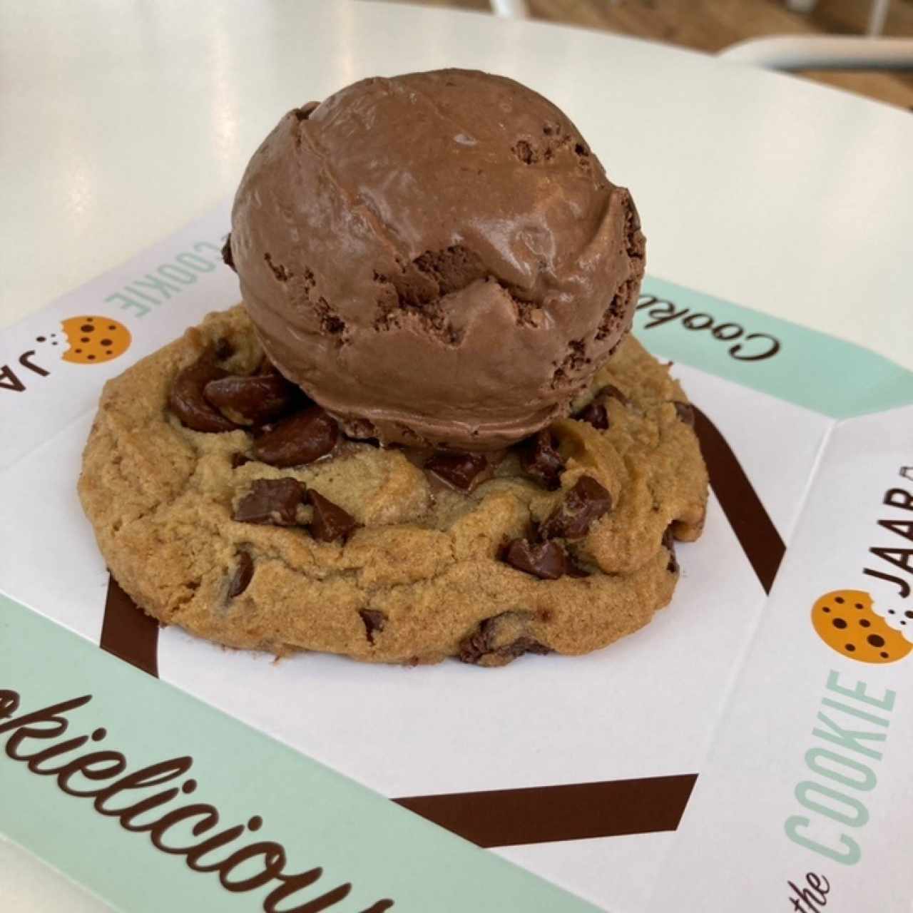 Galleta supreme con helado de chocolate belga