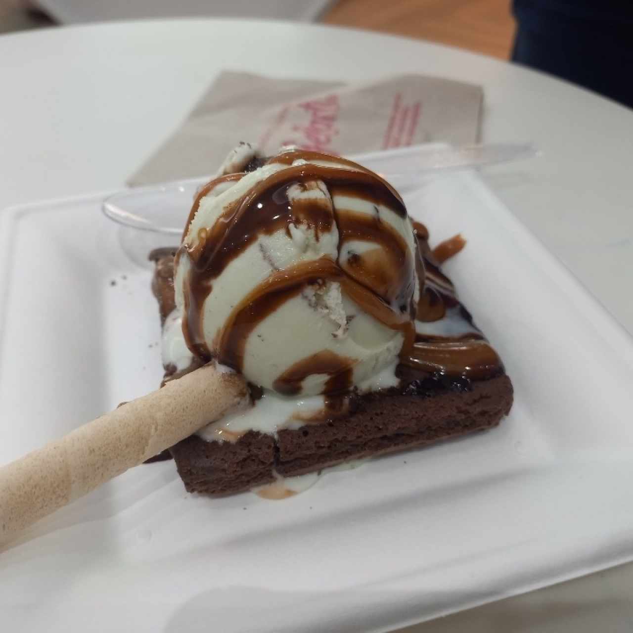 brownie con helado