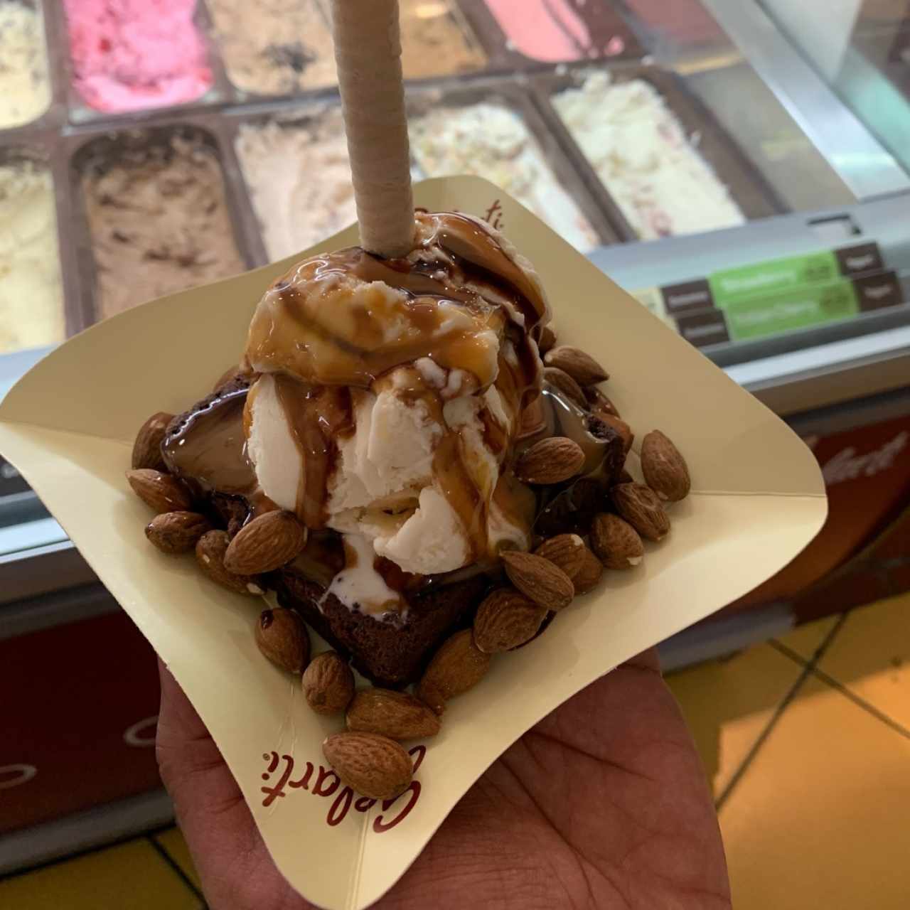 Brownie con helado. 