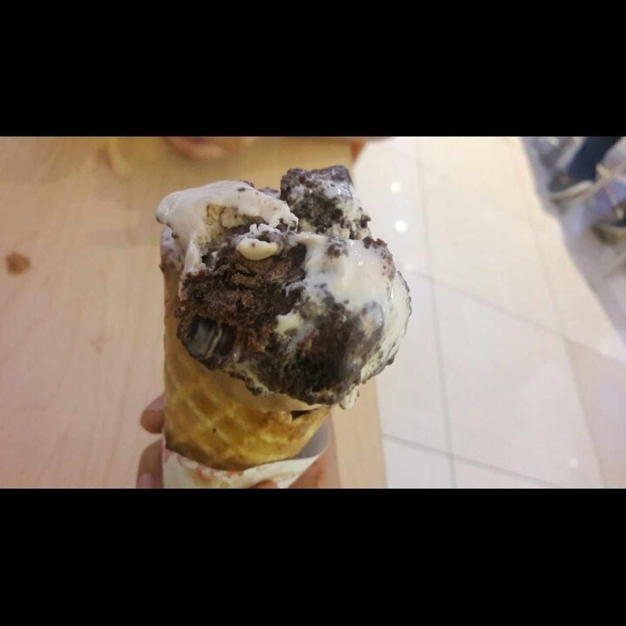 Helado de brownie