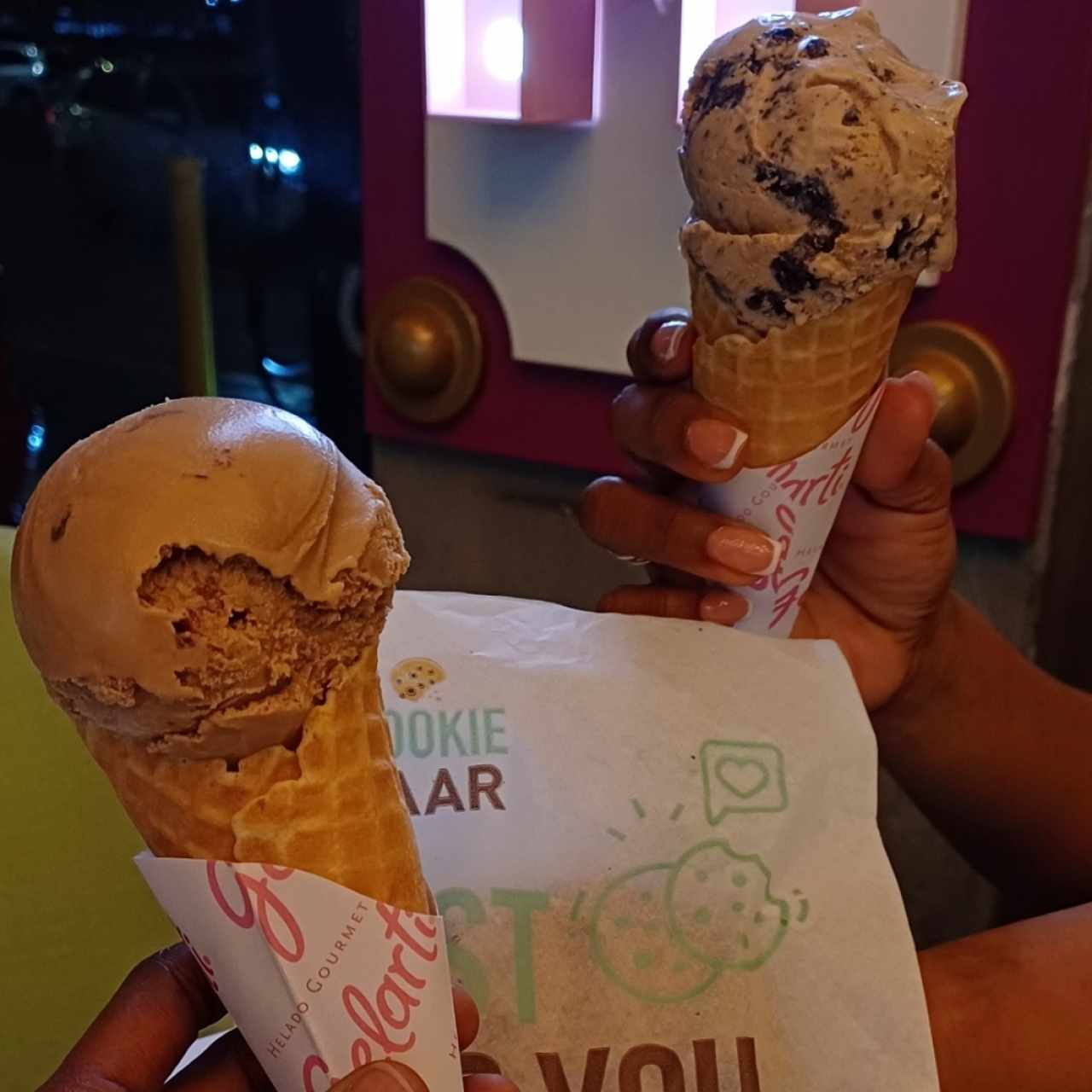 Helados - 1 bola de helado Mocaccino y Cookies and Cream.