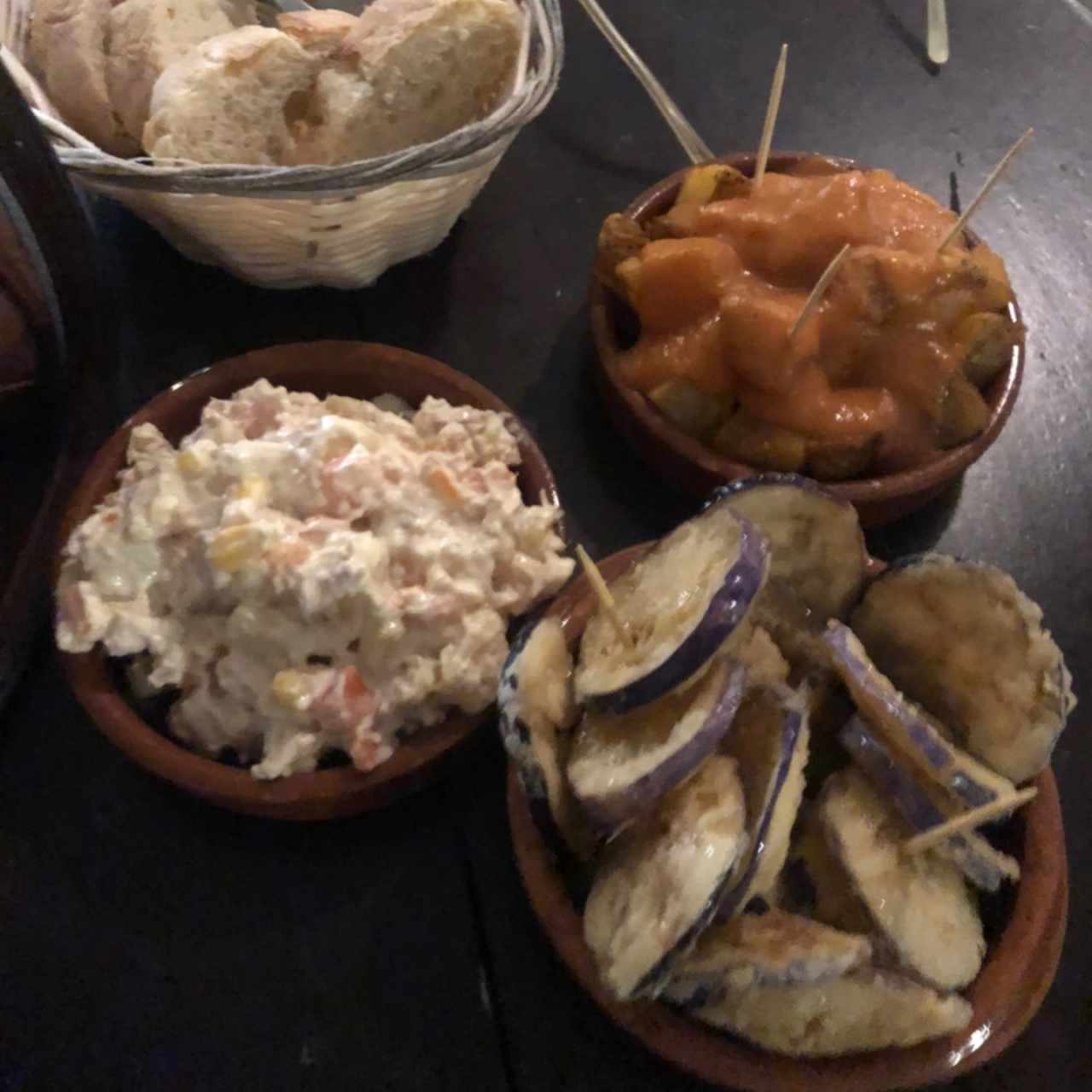 Ensalada, berenjenas, papas